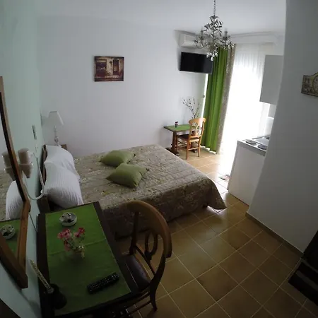 Akrotiri Aparthotel 3*