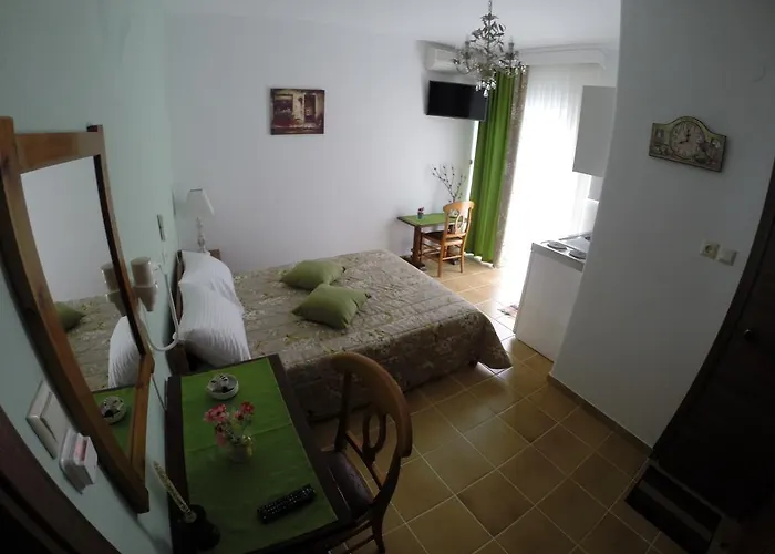 Akrotiri Aparthotel 3*